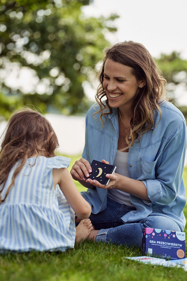 Obrazek prezentuje kobietę i dziewczynkę grające w "Grę przeciwieństw".