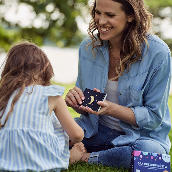 Obrazek prezentuje kobietę i dziewczynkę grające w "Grę przeciwieństw".