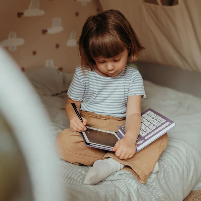 Dziecko rysuje na tablecie Kidydraw-mini zapasowym rysikiem KIDYPEN
