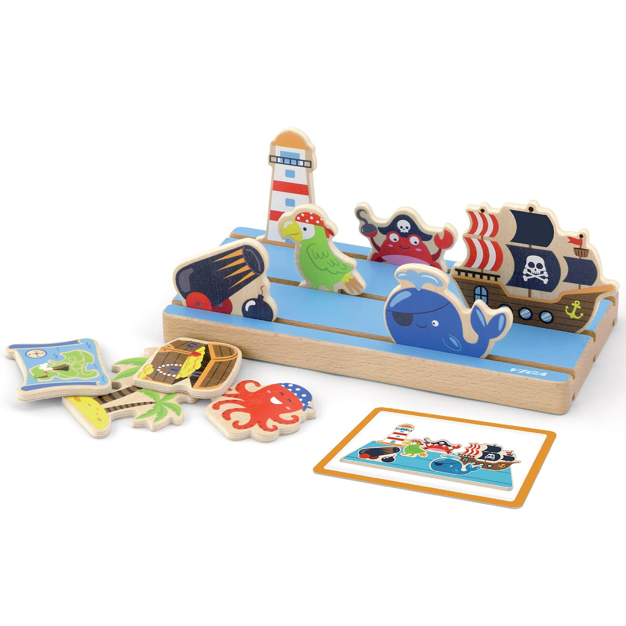 Drewniana układanka edukacyjna 'Nauka Odległości 2w1' – zabawka z dwustronną podstawą, do której dołączone są drewniane elementy farmy i morskiej przygody, oraz karty z zadaniami pomagające w nauce pojęć przestrzennych.