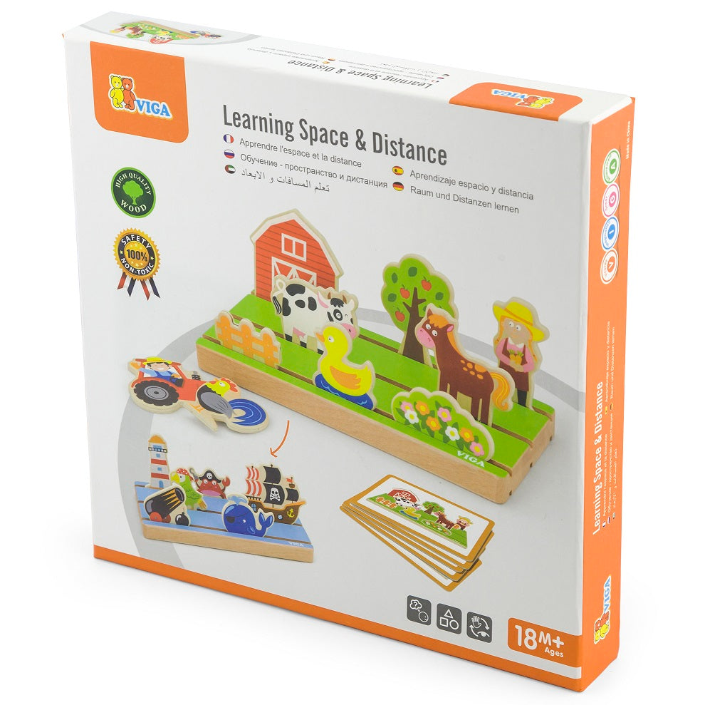 Drewniana układanka edukacyjna 'Nauka Odległości 2w1' – zabawka z dwustronną podstawą, do której dołączone są drewniane elementy farmy i morskiej przygody, oraz karty z zadaniami pomagające w nauce pojęć przestrzennych.