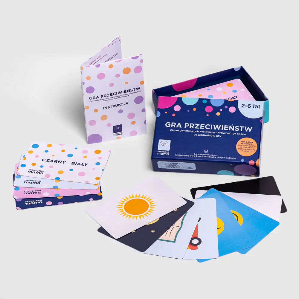 Obrazek przedstawia otwarte opakowanie "Gry przeciwieństw", instrukcję gry oraz wizualizacje awersów i rewersów kart.