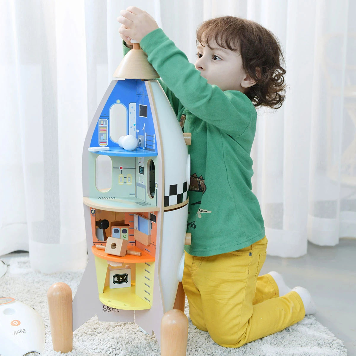 To interaktywna zabawka, która wspiera kosmiczne zabawy - odgrywanie ról, udawanie astronautów lub inżyniera NASA, podróże po układzie słonecznym i wiele więcej! Poszczególne elementy rakiety można odkręcać i montować, co rozwija umiejętności manualne, koordynację dziecka.