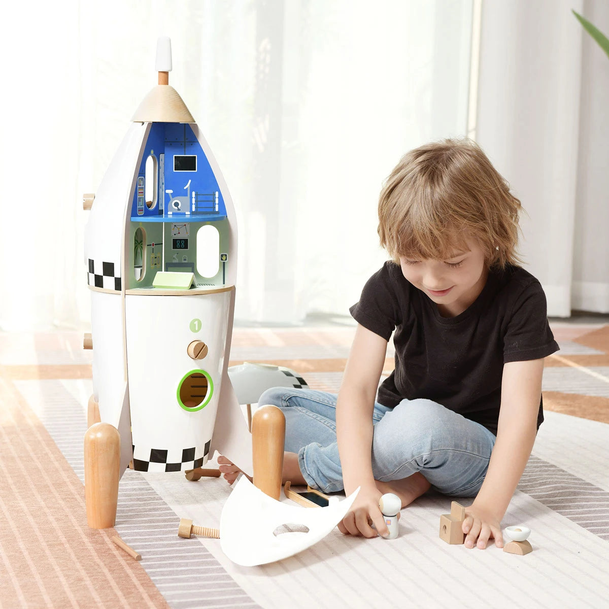To interaktywna zabawka, która wspiera kosmiczne zabawy - odgrywanie ról, udawanie astronautów lub inżyniera NASA, podróże po układzie słonecznym i wiele więcej! Poszczególne elementy rakiety można odkręcać i montować, co rozwija umiejętności manualne, koordynację dziecka.