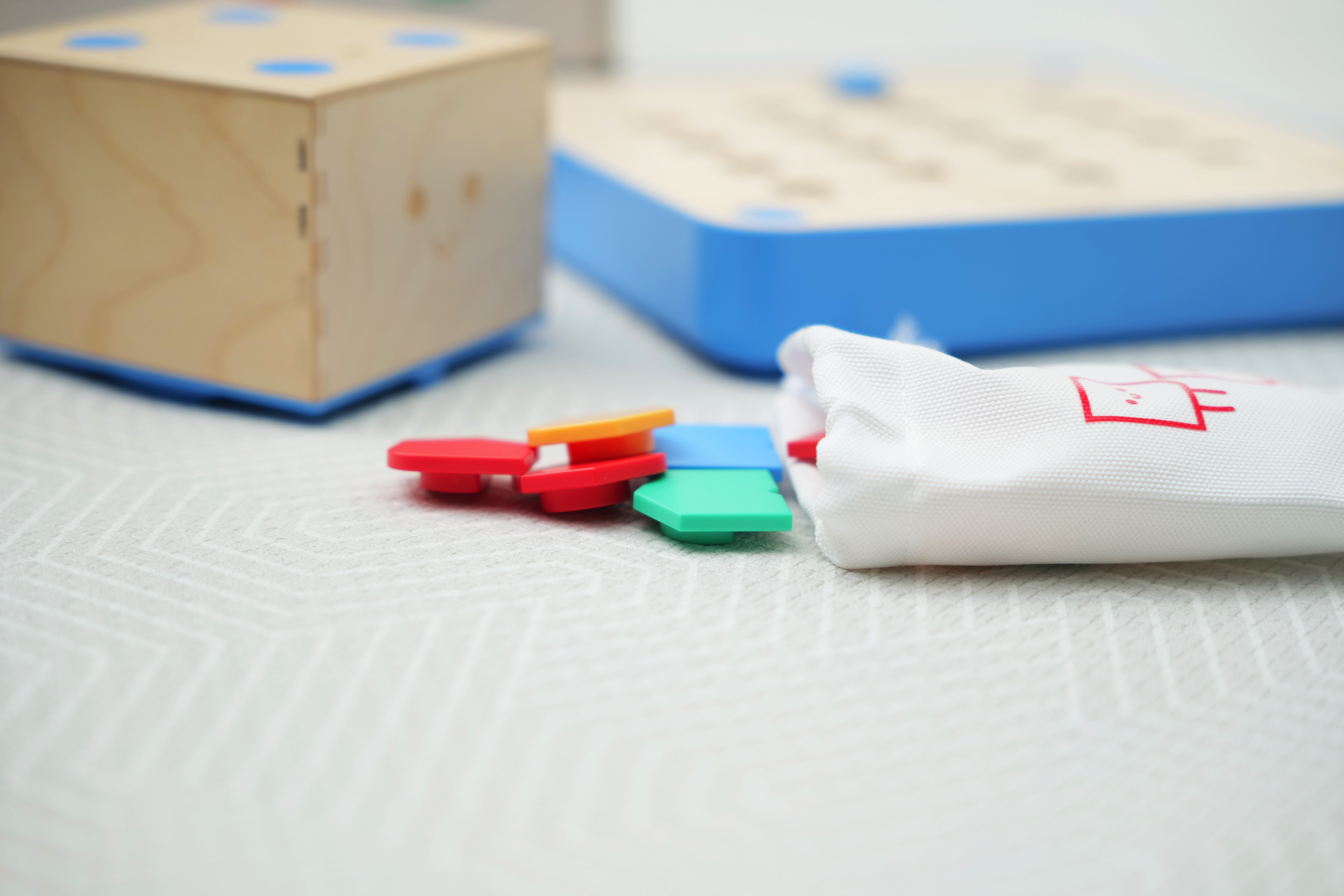 Cubetto – drewniany robot edukacyjny składający się z panelu kontrolnego i kolorowych klocków funkcyjnych do programowania. Służy do nauki programowania dla dzieci, wspiera rozwój umiejętności manualnych, logicznego myślenia i kodowania. Dla dzieci od 3 roku życia.