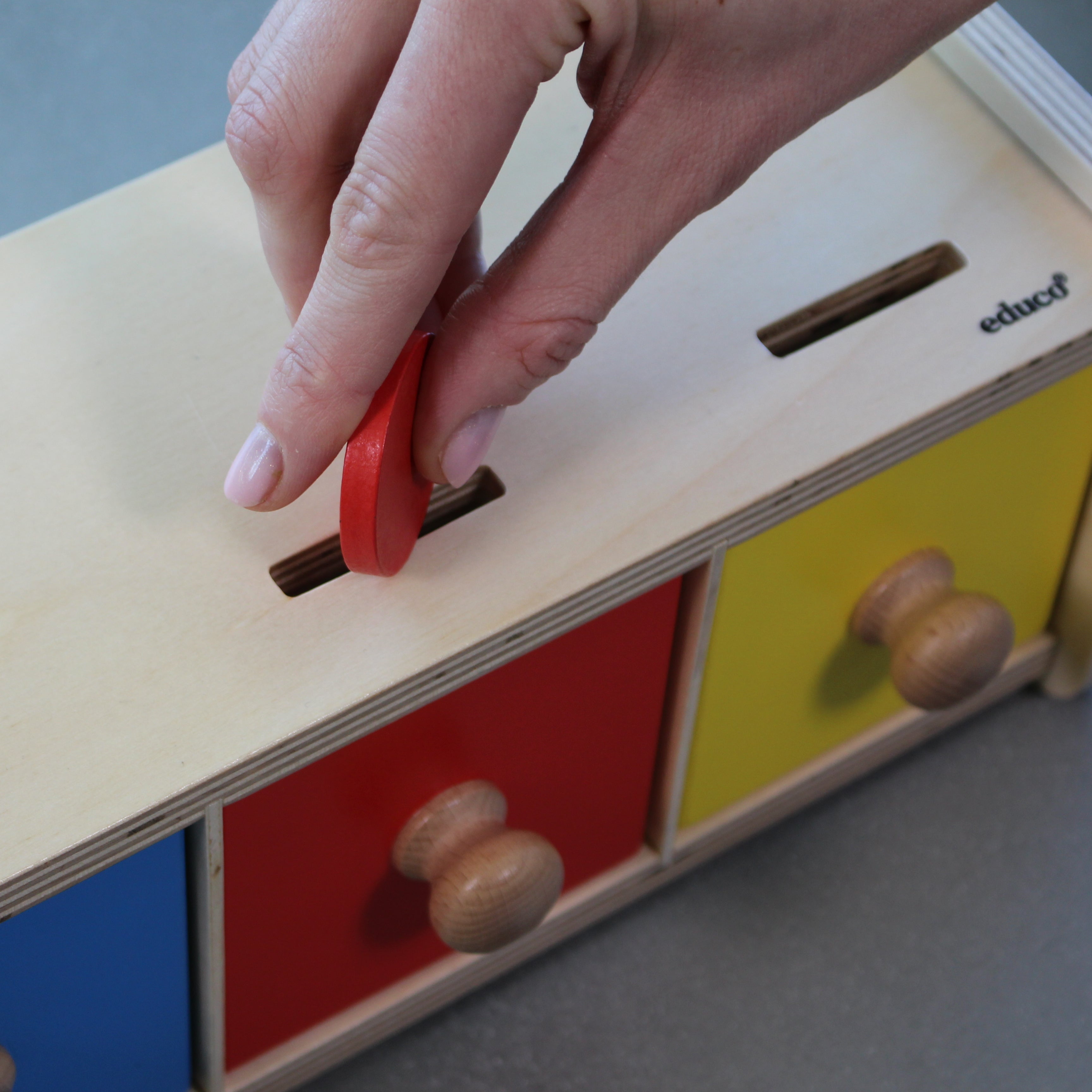 Sorter kolorów dla dzieci Montessori, wspierający rozwój umiejętności motorycznych, świadomości przestrzennej i pamięci poprzez dopasowywanie i sortowanie krążków według kolorów.