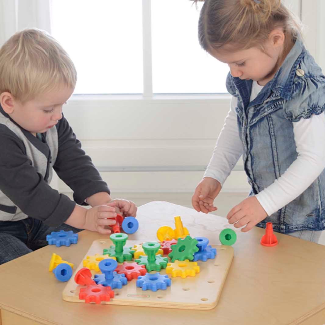 To edukacyjna zabawka, która pozwala dzieciom tworzyć działające mechanizmy z kolorowych kół zębatych. Zabawa rozwija zdolności manualne, logiczne myślenie i umiejętności przestrzenne, ucząc dzieci o ruchu obrotowym, zasadach działania maszyn i efektywności mechanizmów.