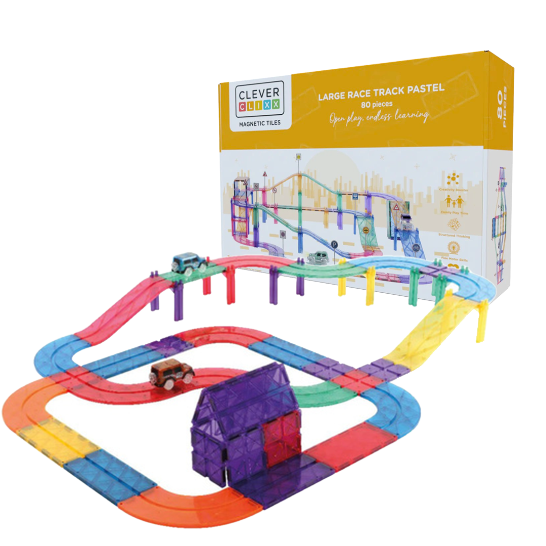 Klocki magnetyczne Cleverclixx Large Race Track Pastel składają się z 80 elementów, w tym dwóch samochodów (zielonego i fioletowego), 10 ramp, 12 płytek w kształcie łuku, 12 znaków drogowych, 10 płytek kwadratowych, 22 filarów oraz 12 płytek prostokątnych. Zestaw umożliwia budowanie różnorodnych torów wyścigowych i dodatkowych konstrukcji, co rozwija zdolności manualne, logiczne myślenie oraz kreatywność dzieci.