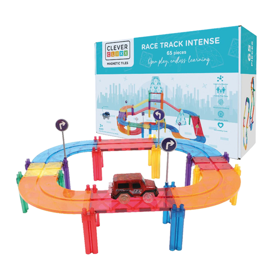 Zestaw Cleverclixx Samochodowy Tor Wyścigowy Intense składa się z 65 elementów, w tym samochodu, ramp, giętych płytek, znaków drogowych oraz filarów, które umożliwiają dzieciom budowanie różnorodnych torów wyścigowych, tuneli i mostów, wspierając rozwój zdolności manualnych, koncentracji i logicznego myślenia. Klocki są wykonane z trwałego plastiku MABS, wolnego od BPA, co zapewnia bezpieczeństwo w trakcie zabawy. Zestaw jest odpowiedni dla dzieci powyżej 3 roku życia.