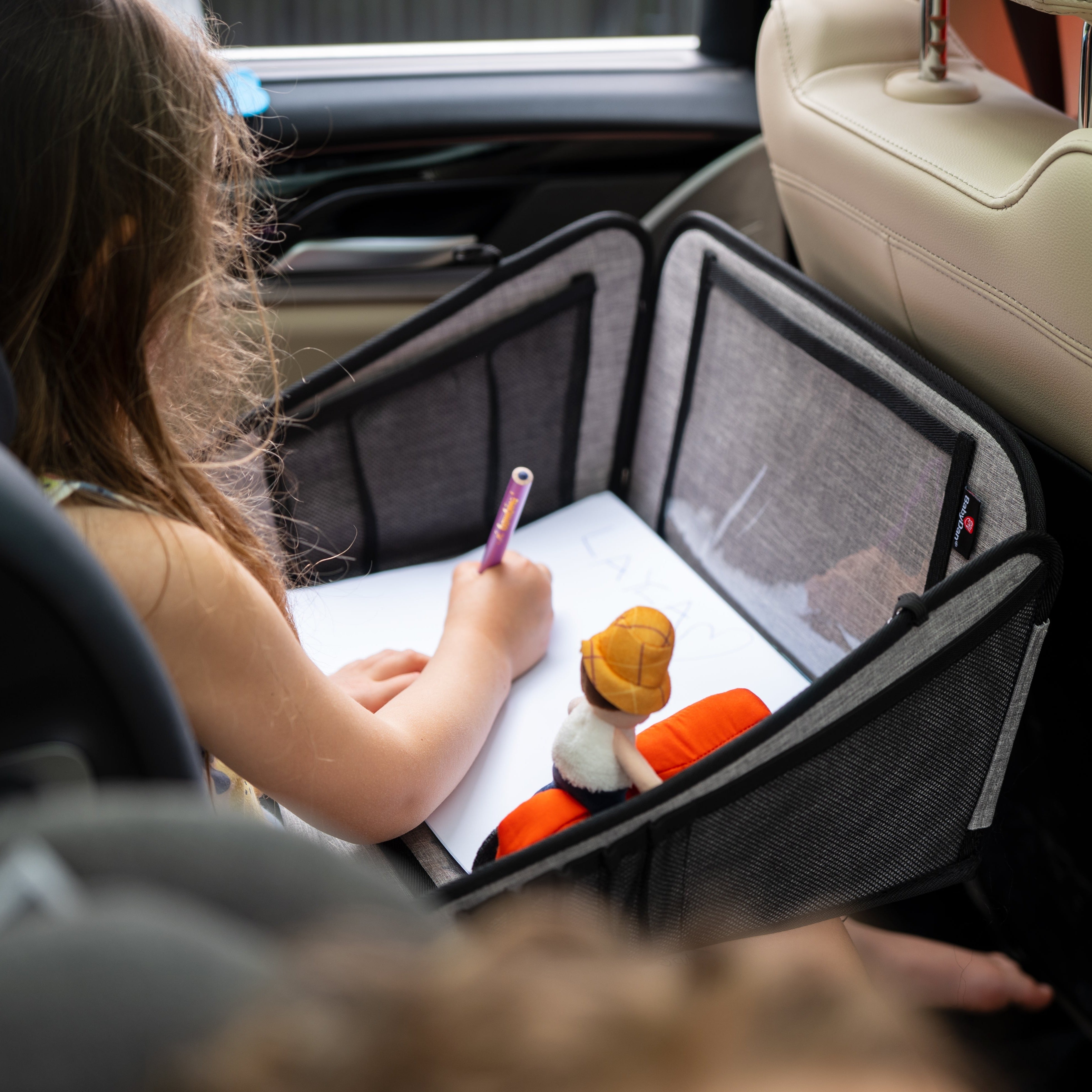 Baby Dan - Podróżna Tacka do zabawy dla dzieci-Podróżna tacka BabyDan jest przeznaczona do siedzenia na tylnym siedzeniu samochodu, ale można używać jej w wózku, autobusie, pociągu, samolocie, promie lub nawet w domu na kanapie.