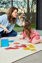 Na zdjęciu kobieta i dziewczynka grające w grę "Kostka aktywności - mindfulness"