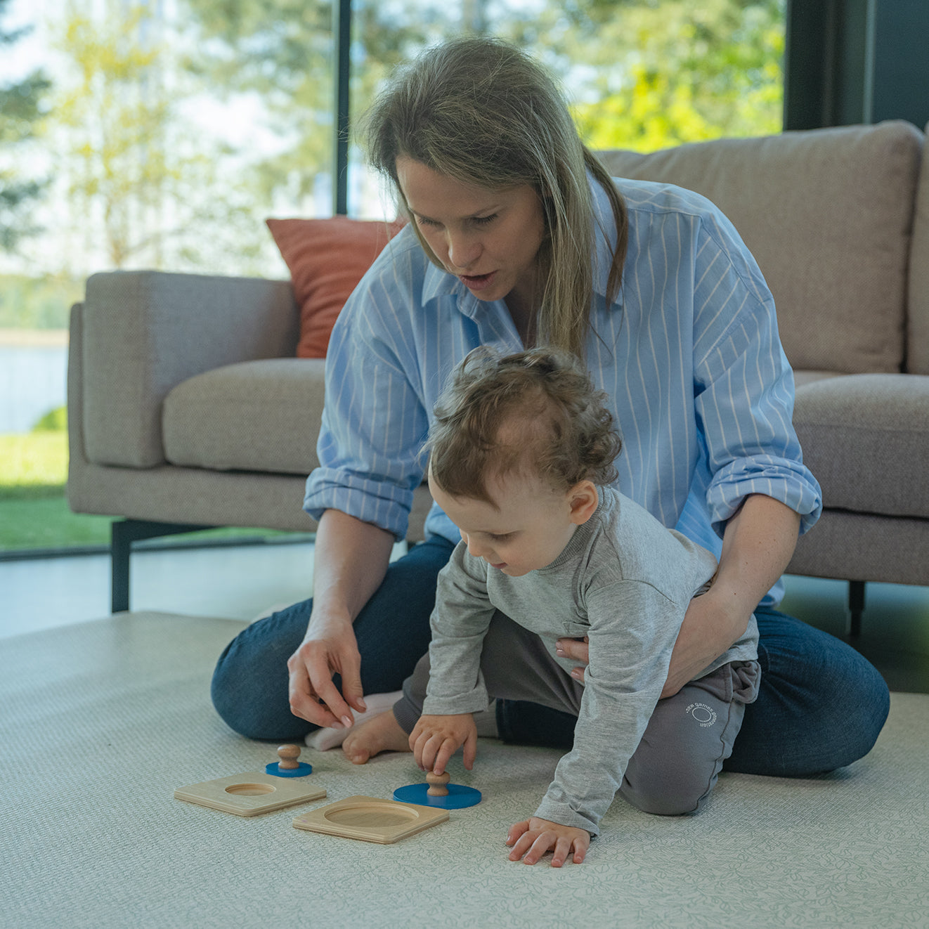 Idealne pierwsze puzzle dla maluszka. Zestaw zawiera drewniane pudełko, pokrywki z otworami oraz pasujące do nich różnorodne kształty. Geometryczne puzzle Montessori dla dzieci, wspierające rozwój koncentracji, rozwiązywania problemów i zdolności manualnych poprzez układanie kształtów i rozmiarów.