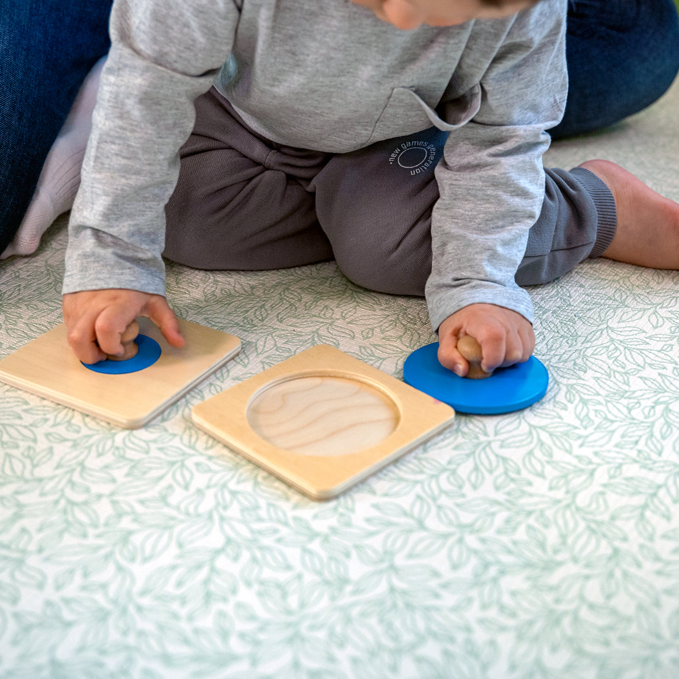 Idealne pierwsze puzzle dla maluszka. Zestaw zawiera drewniane pudełko, pokrywki z otworami oraz pasujące do nich różnorodne kształty. Geometryczne puzzle Montessori dla dzieci, wspierające rozwój koncentracji, rozwiązywania problemów i zdolności manualnych poprzez układanie kształtów i rozmiarów.