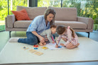 Idealne pierwsze puzzle dla maluszka. Zestaw zawiera drewniane pudełko, pokrywki z otworami oraz pasujące do nich różnorodne kształty. Geometryczne puzzle Montessori dla dzieci, wspierające rozwój koncentracji, rozwiązywania problemów i zdolności manualnych poprzez układanie kształtów i rozmiarów.