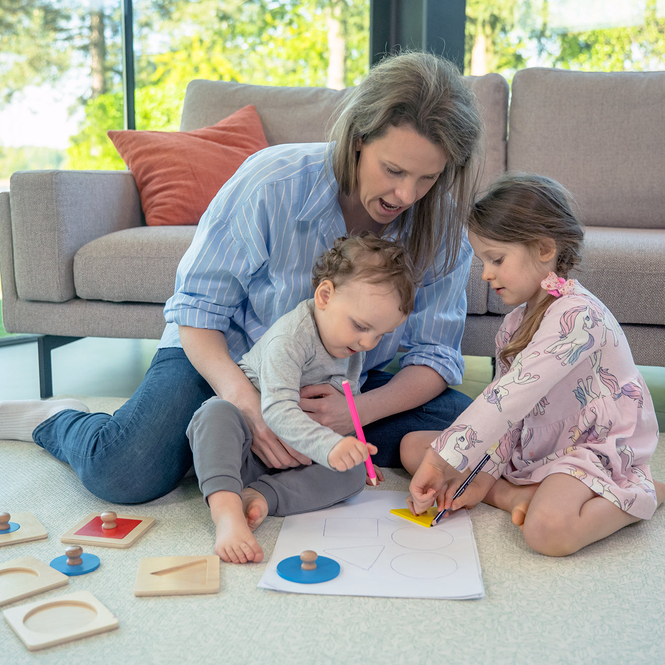 Idealne pierwsze puzzle dla maluszka. Zestaw zawiera drewniane pudełko, pokrywki z otworami oraz pasujące do nich różnorodne kształty. Geometryczne puzzle Montessori dla dzieci, wspierające rozwój koncentracji, rozwiązywania problemów i zdolności manualnych poprzez układanie kształtów i rozmiarów.