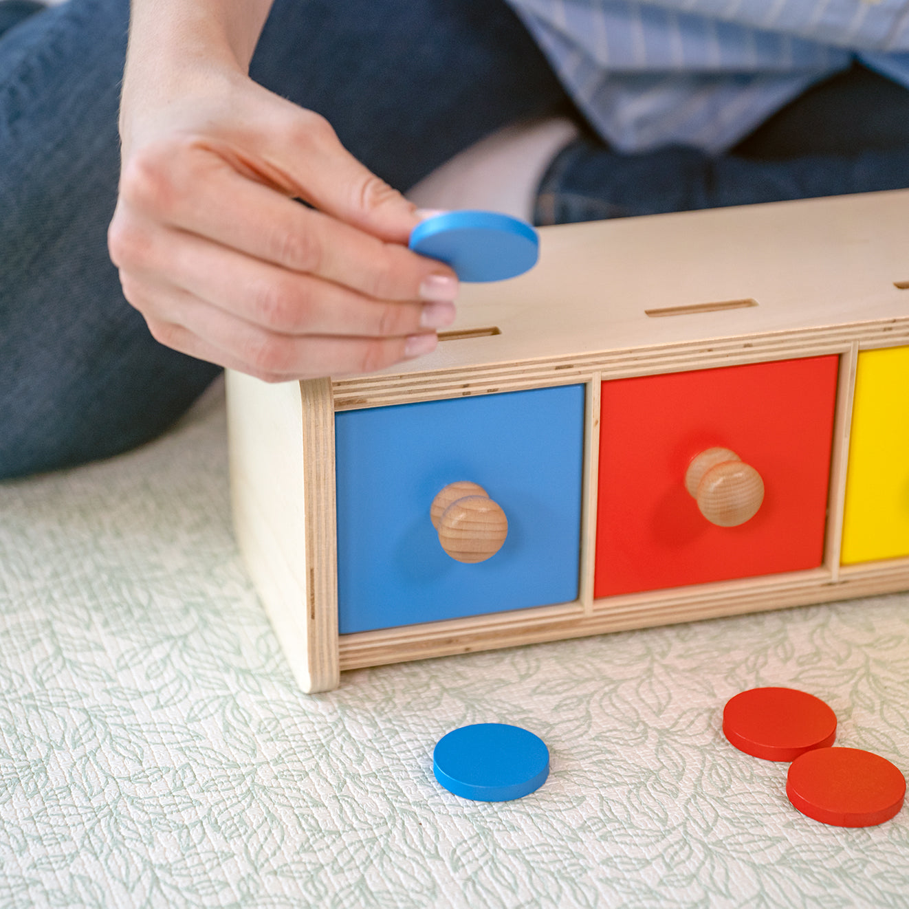 Sorter kolorów dla dzieci Montessori, wspierający rozwój umiejętności motorycznych, świadomości przestrzennej i pamięci poprzez dopasowywanie i sortowanie krążków według kolorów.