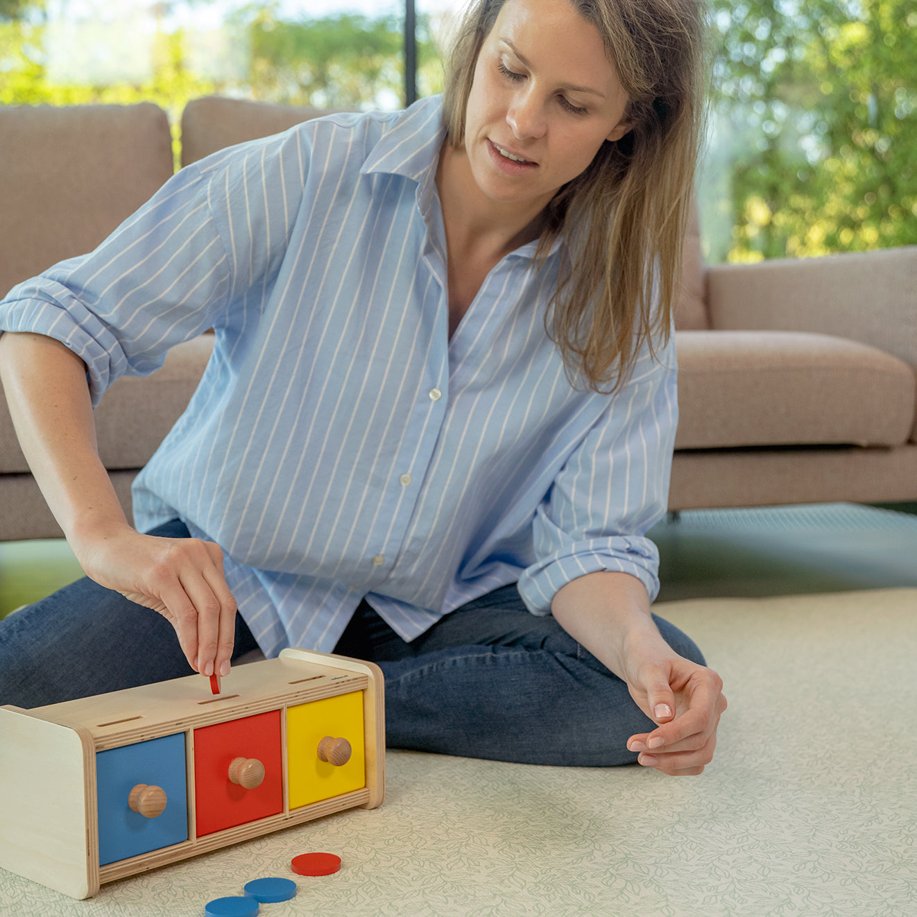 Sorter kolorów dla dzieci Montessori, wspierający rozwój umiejętności motorycznych, świadomości przestrzennej i pamięci poprzez dopasowywanie i sortowanie krążków według kolorów.
