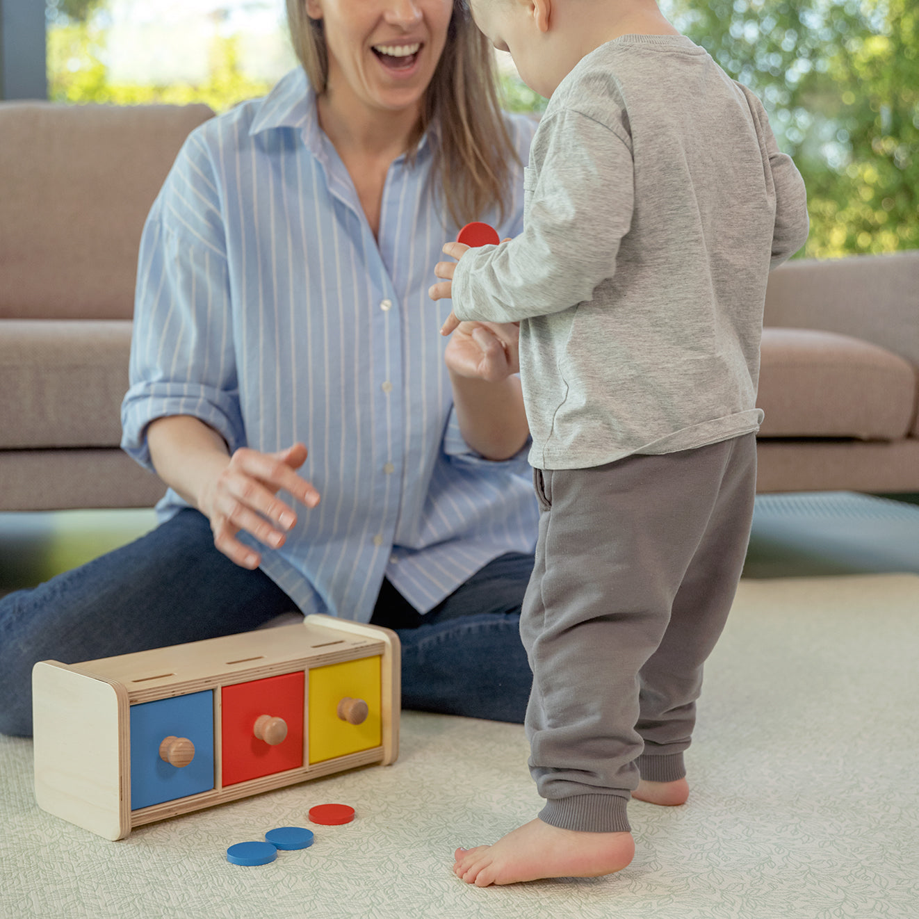 Sorter kolorów dla dzieci Montessori, wspierający rozwój umiejętności motorycznych, świadomości przestrzennej i pamięci poprzez dopasowywanie i sortowanie krążków według kolorów.