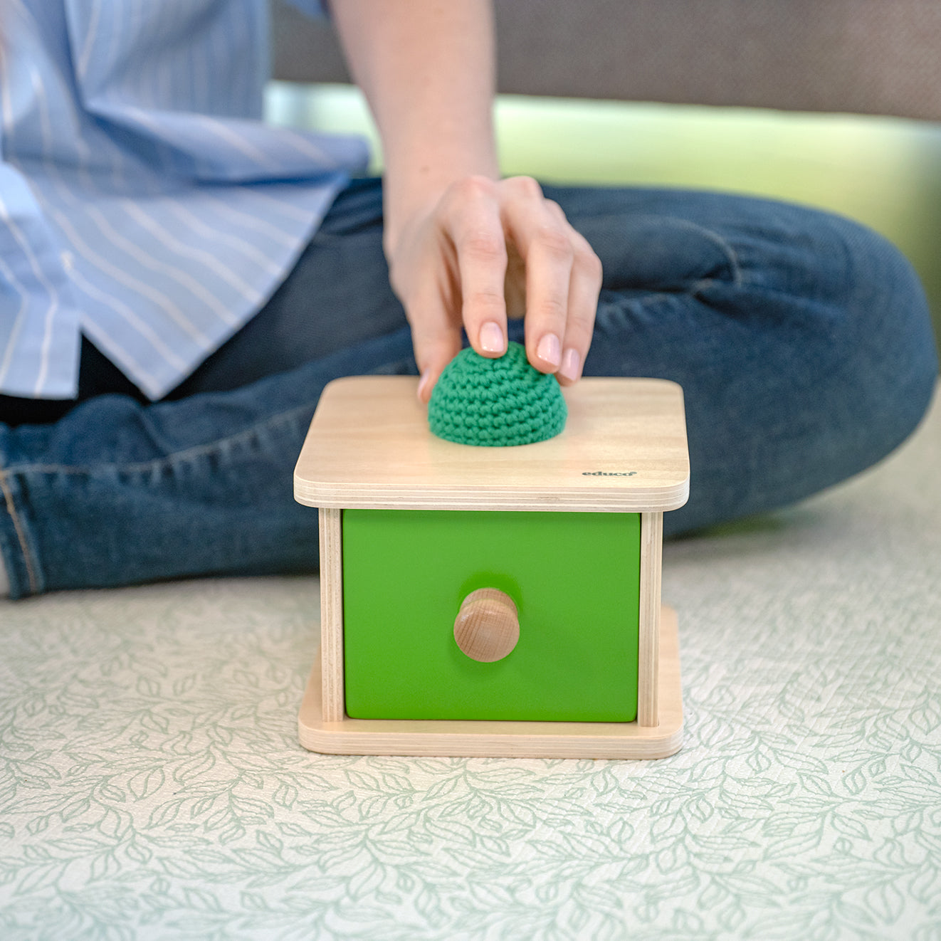 Drewniana zabawka Montessori z szufladką i miękką piłeczką to idealny produkt dla dzieci, który wspiera ich rozwój manualny i poznawczy. Dzieci wrzucają piłeczkę do otworu, a następnie znajdują ją w szufladce.