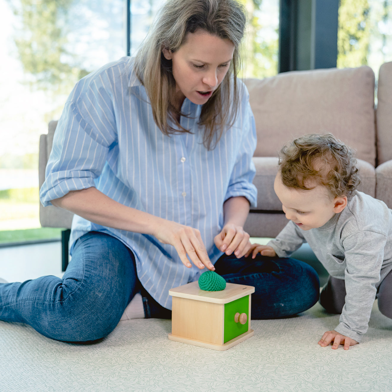 Drewniana zabawka Montessori z szufladką i miękką piłeczką to idealny produkt dla dzieci, który wspiera ich rozwój manualny i poznawczy. Dzieci wrzucają piłeczkę do otworu, a następnie znajdują ją w szufladce.