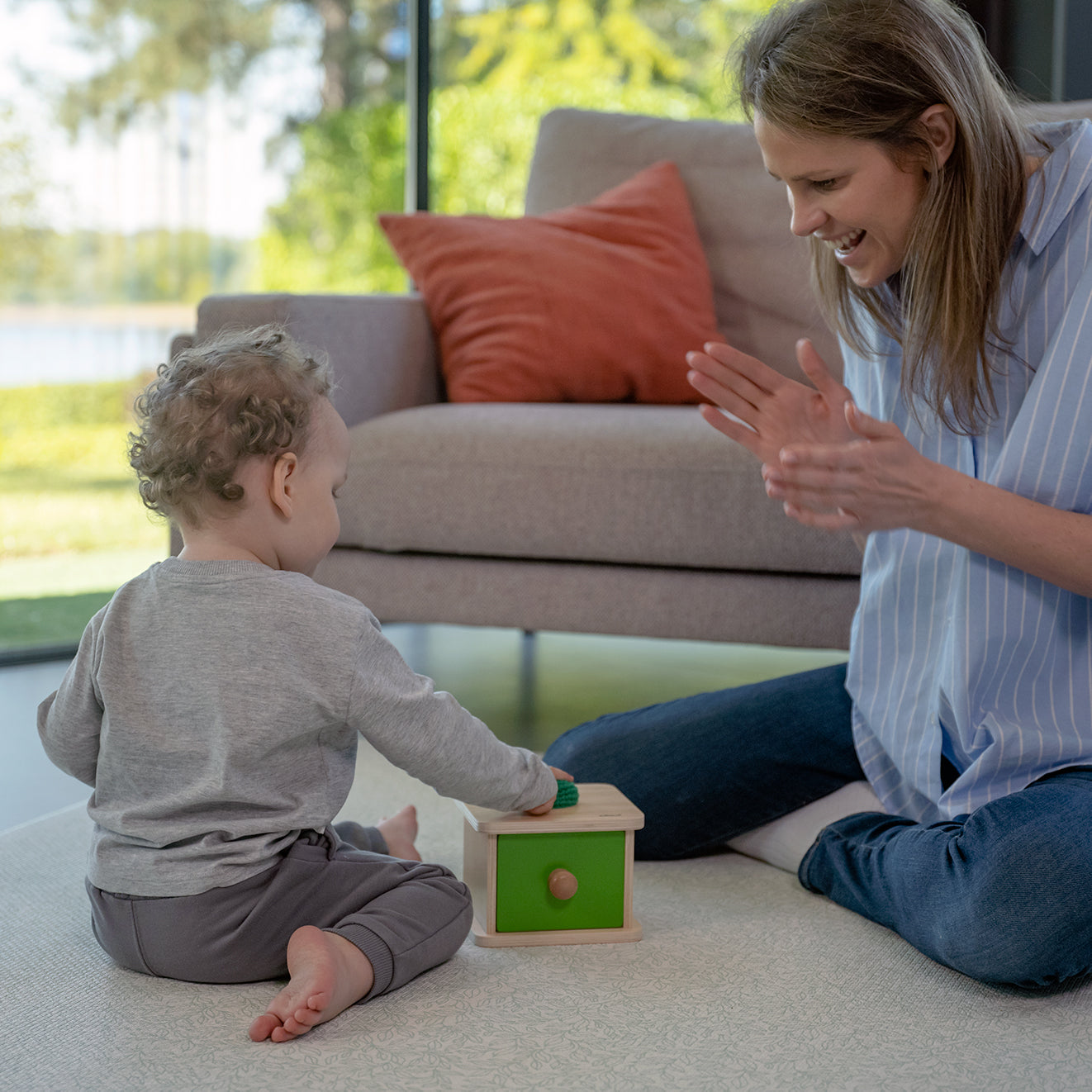 Drewniana zabawka Montessori z szufladką i miękką piłeczką to idealny produkt dla dzieci, który wspiera ich rozwój manualny i poznawczy. Dzieci wrzucają piłeczkę do otworu, a następnie znajdują ją w szufladce.
