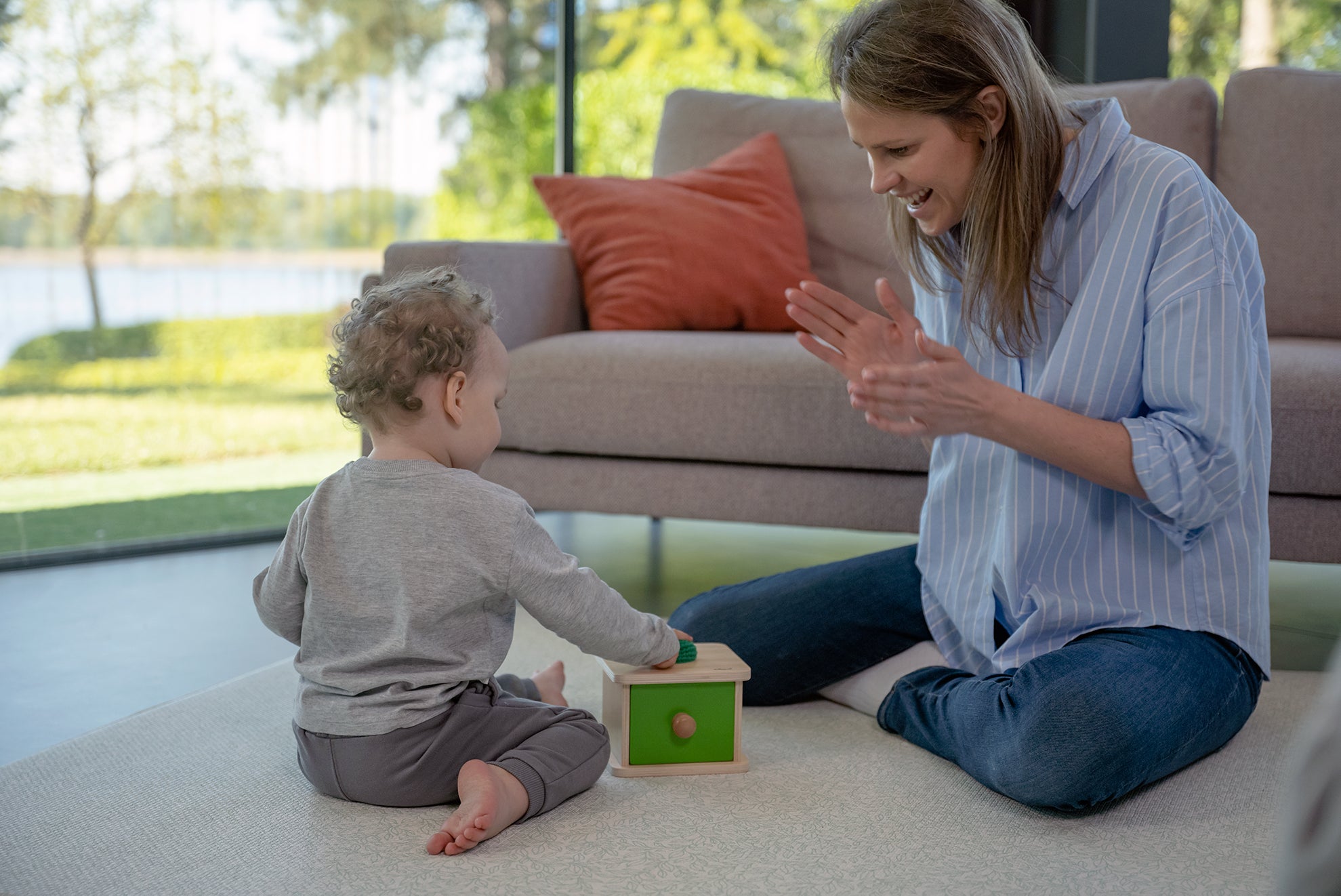 Drewniana zabawka Montessori z szufladką i miękką piłeczką to idealny produkt dla dzieci, który wspiera ich rozwój manualny i poznawczy. Dzieci wrzucają piłeczkę do otworu, a następnie znajdują ją w szufladce.