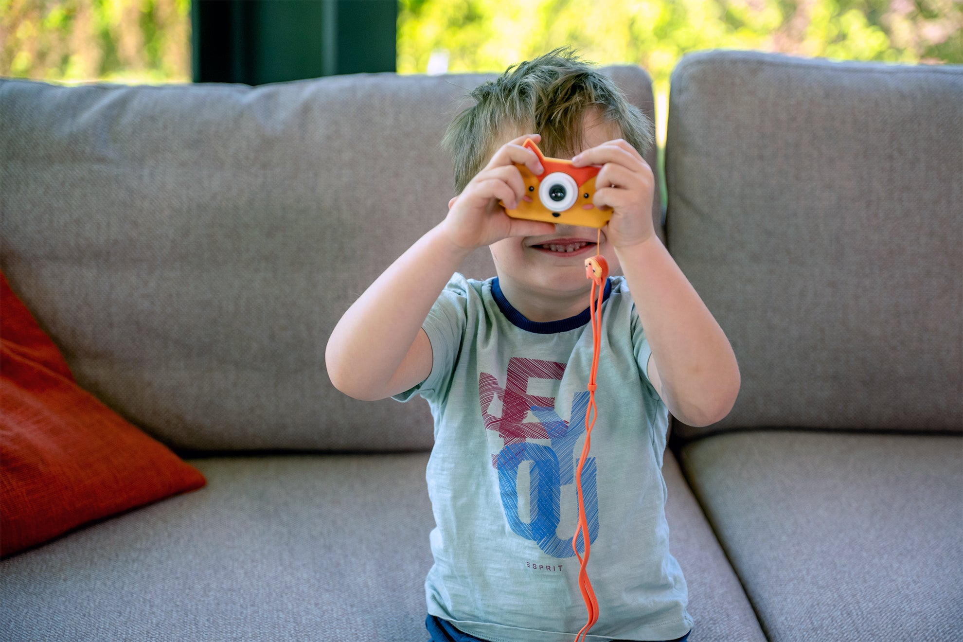 Aparat fotograficzny Zoo Friends dla dzieci, wykonany z ekologicznych materiałów, z 24-megapikselowym obiektywem i funkcją nagrywania wideo. Lekki, łatwy w obsłudze z kolorowym silikonowym pokrowcem, idealny dla dzieci od 2 do 10 lat. W zestawie karta pamięci 32 GB, pozwalająca na zapisanie do 8000 zdjęć oraz 20 zabawnych filtrów i naklejek do personalizacji zdjęć.