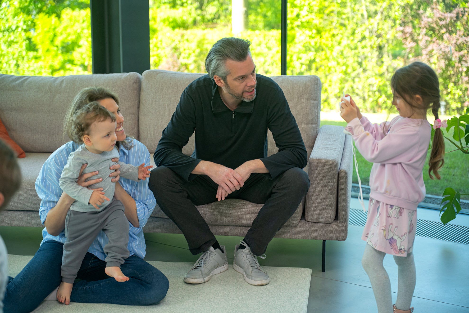 Aparat fotograficzny Zoo Friends dla dzieci, wykonany z ekologicznych materiałów, z 24-megapikselowym obiektywem i funkcją nagrywania wideo. Lekki, łatwy w obsłudze z kolorowym silikonowym pokrowcem, idealny dla dzieci od 2 do 10 lat. W zestawie karta pamięci 32 GB, pozwalająca na zapisanie do 8000 zdjęć oraz 20 zabawnych filtrów i naklejek do personalizacji zdjęć.