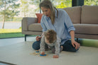 Idealne pierwsze puzzle dla maluszka. Zestaw zawiera drewniane pudełko, pokrywki z otworami oraz pasujące do nich różnorodne kształty. Geometryczne puzzle Montessori dla dzieci, wspierające rozwój koncentracji, rozwiązywania problemów i zdolności manualnych poprzez układanie kształtów i rozmiarów.