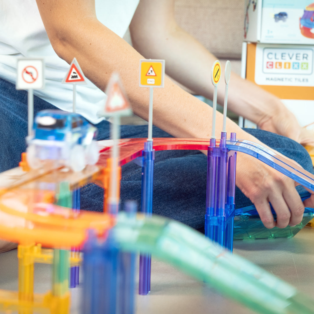 Klocki magnetyczne Cleverclixx Large Race Track Pastel składają się z 80 elementów, w tym dwóch samochodów (zielonego i fioletowego), 10 ramp, 12 płytek w kształcie łuku, 12 znaków drogowych, 10 płytek kwadratowych, 22 filarów oraz 12 płytek prostokątnych. Zestaw umożliwia budowanie różnorodnych torów wyścigowych i dodatkowych konstrukcji, co rozwija zdolności manualne, logiczne myślenie oraz kreatywność dzieci.