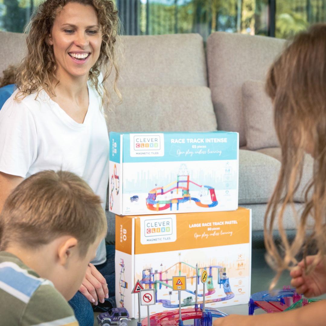 Zestaw Cleverclixx Samochodowy Tor Wyścigowy Intense składa się z 65 elementów, w tym samochodu, ramp, giętych płytek, znaków drogowych oraz filarów, które umożliwiają dzieciom budowanie różnorodnych torów wyścigowych, tuneli i mostów, wspierając rozwój zdolności manualnych, koncentracji i logicznego myślenia. Klocki są wykonane z trwałego plastiku MABS, wolnego od BPA, co zapewnia bezpieczeństwo w trakcie zabawy. Zestaw jest odpowiedni dla dzieci powyżej 3 roku życia.