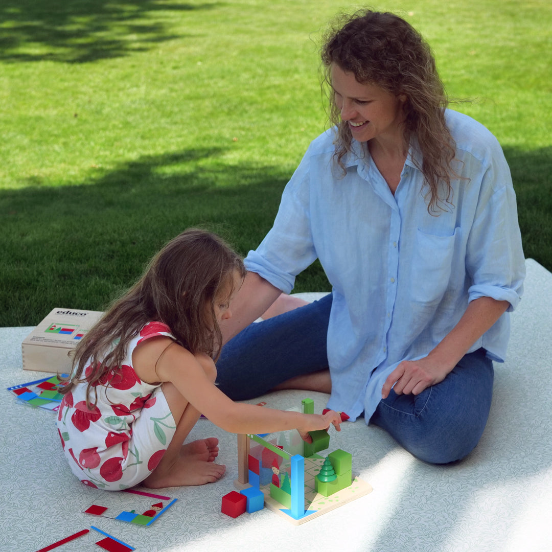 Drewniana gra edukacyjna 'Nauka Perspektyw' od marki Educo, w kolorowym opakowaniu, wspierająca rozwój umiejętności poznawczych, społecznych i emocjonalnych poprzez zabawę oraz naukę różnych perspektyw.