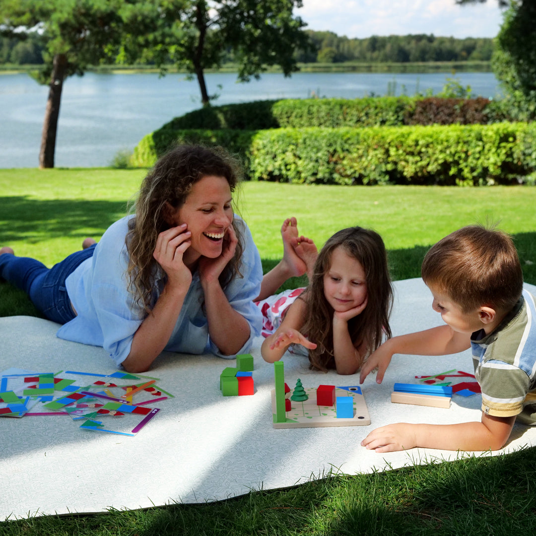 Drewniana gra edukacyjna 'Nauka Perspektyw' od marki Educo, w kolorowym opakowaniu, wspierająca rozwój umiejętności poznawczych, społecznych i emocjonalnych poprzez zabawę oraz naukę różnych perspektyw.