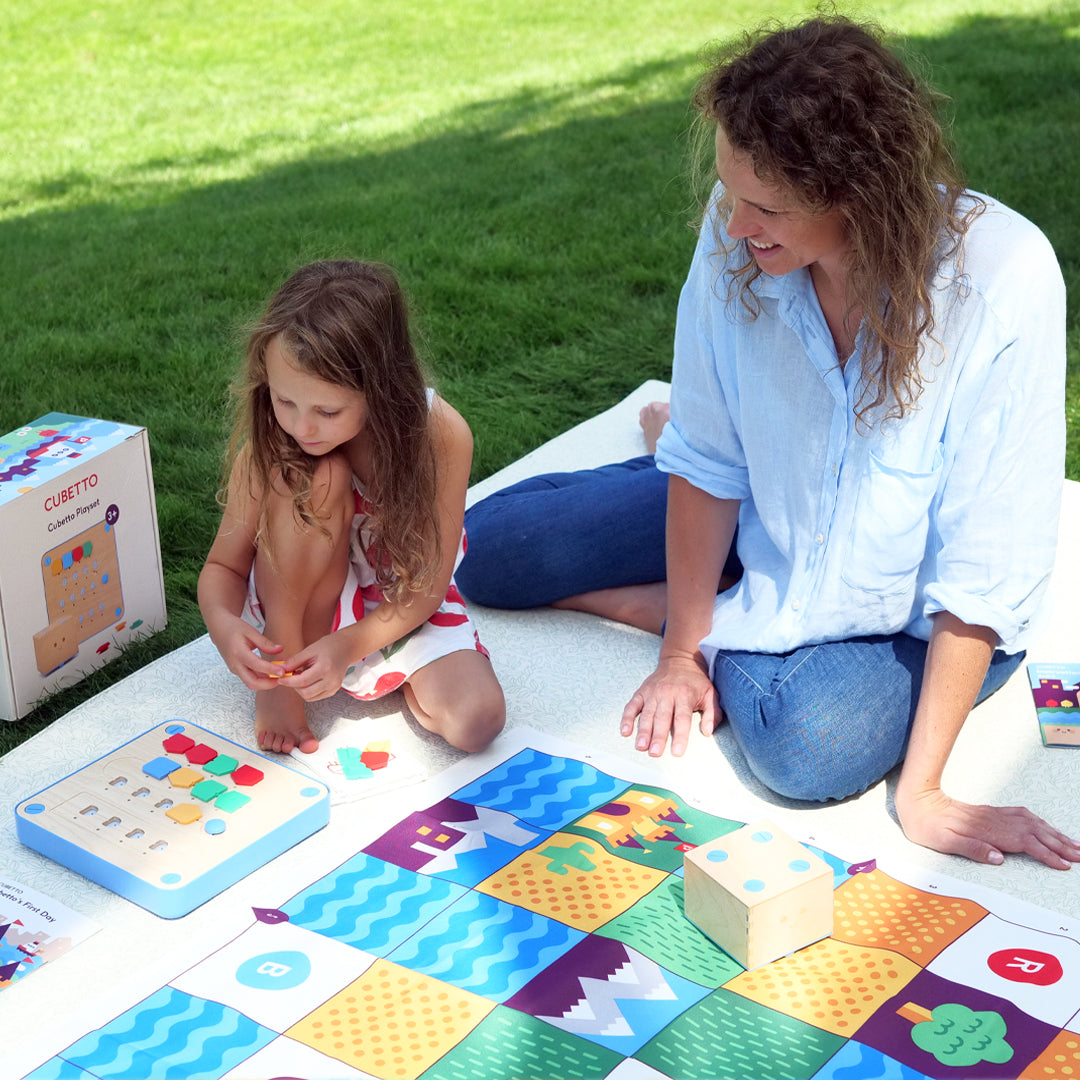 Cubetto – drewniany robot edukacyjny składający się z panelu kontrolnego i kolorowych klocków funkcyjnych do programowania. Służy do nauki programowania dla dzieci, wspiera rozwój umiejętności manualnych, logicznego myślenia i kodowania. Dla dzieci od 3 roku życia.