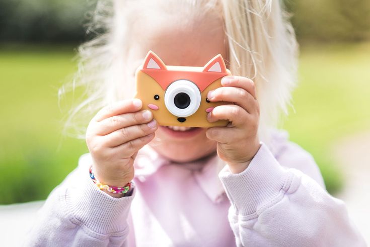 Dziewczynka robiąca zdjęcie aparatem fotograficznym Zoo Friends