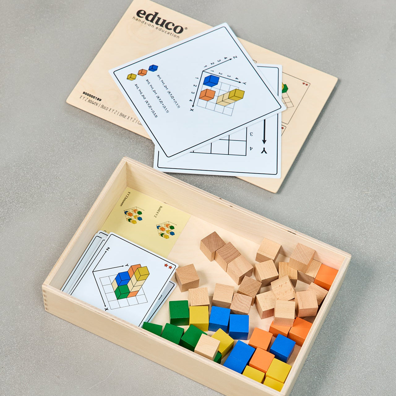 BUILD XYZ Montessori Educo – gra matematyczna z kolorowymi klockami i kartami zadań, budowanie konstrukcji 2D i 3D