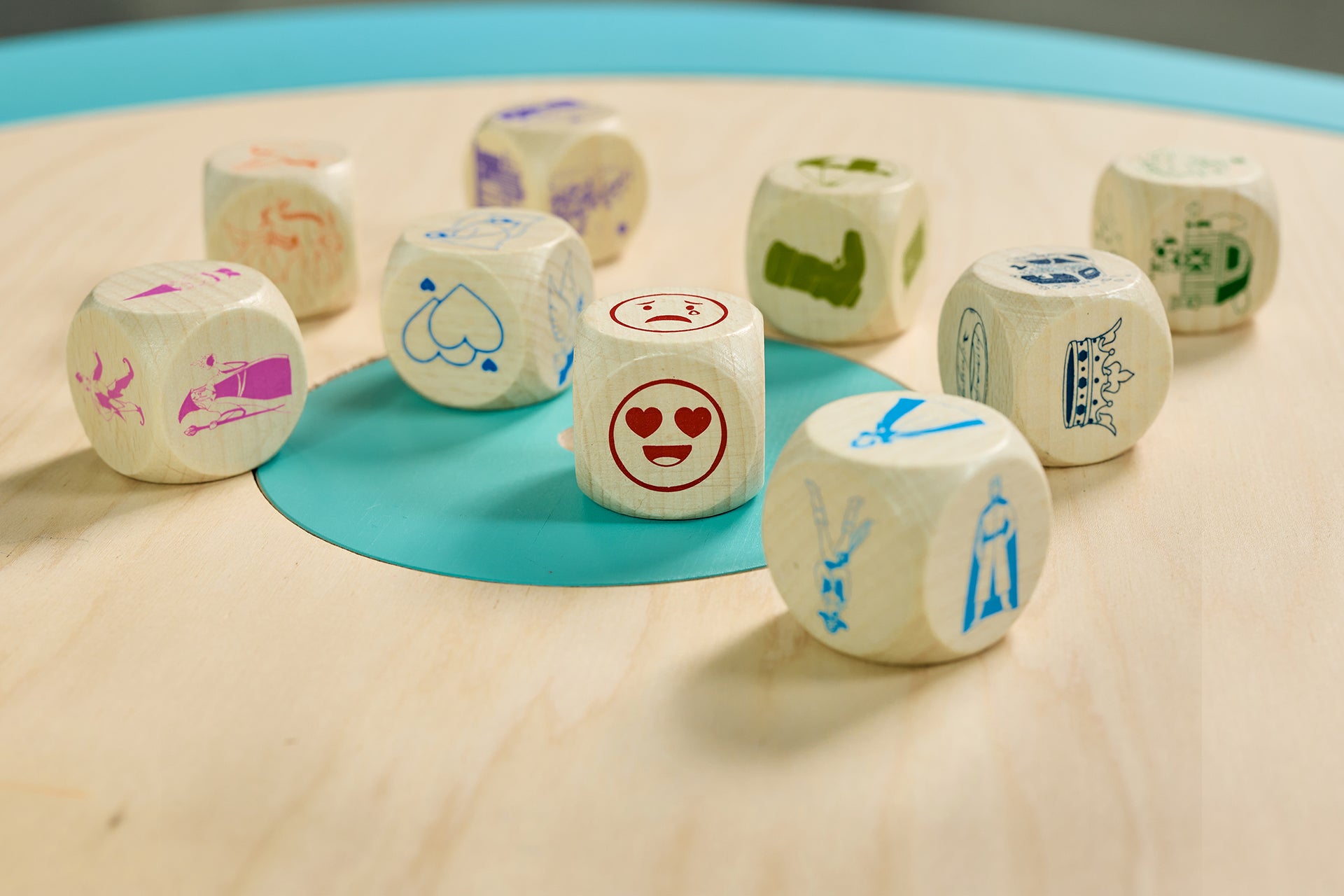 Wszystkie 9 kości narracyjnych Wasze Historie z widocznymi 54 grawerowanymi ilustracjami bajkowych postaci i scen