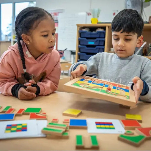 Dzieci grają w Color Code – gra logiczna kodowania Educo, wspólna zabawa ucząca sekwencji i myślenia algorytmicznego
