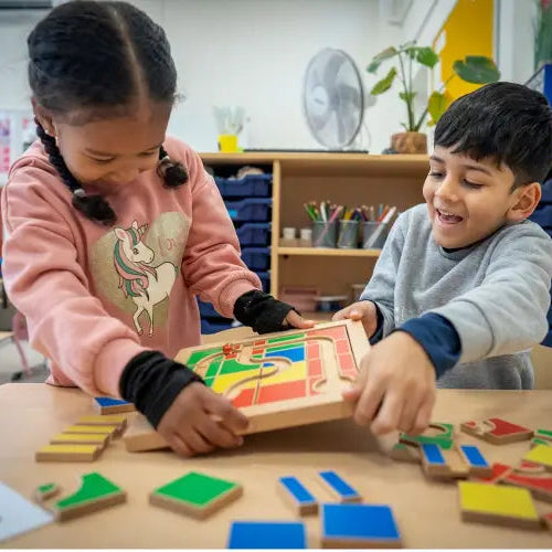 Dzieci uczą się kodowania z Color Code Educo – ćwiczenia logiczne z kolorowymi elementami i kartami zadań