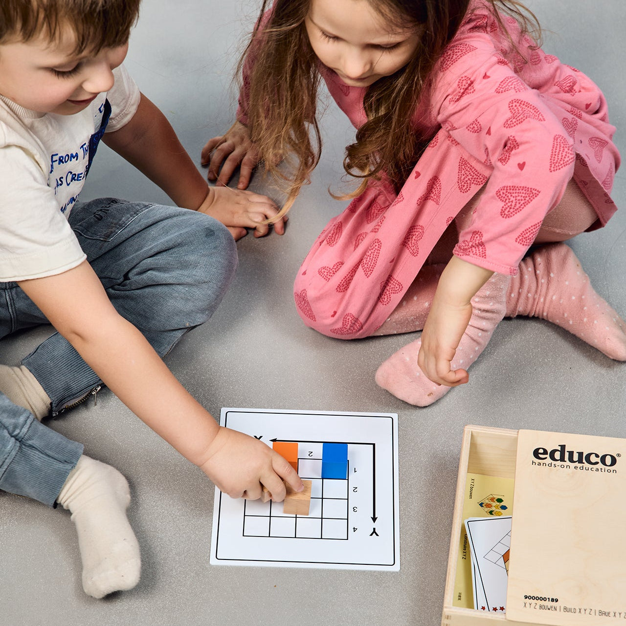 Dziecko buduje konstrukcję 3D z klocków BUILD XYZ Montessori Educo – trening myślenia matematycznego i przestrzennego