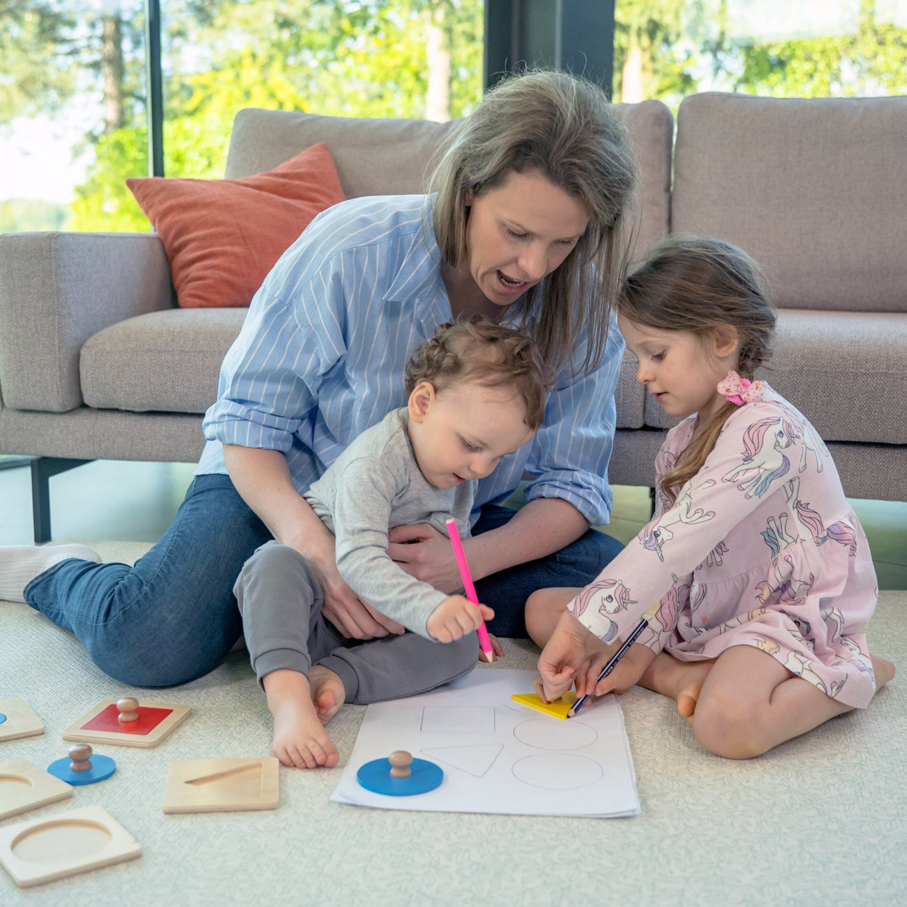 Idealne pierwsze puzzle dla maluszka. Zestaw zawiera drewniane pudełko, pokrywki z otworami oraz pasujące do nich różnorodne kształty. Geometryczne puzzle Montessori dla dzieci, wspierające rozwój koncentracji, rozwiązywania problemów i zdolności manualnych poprzez układanie kształtów i rozmiarów.