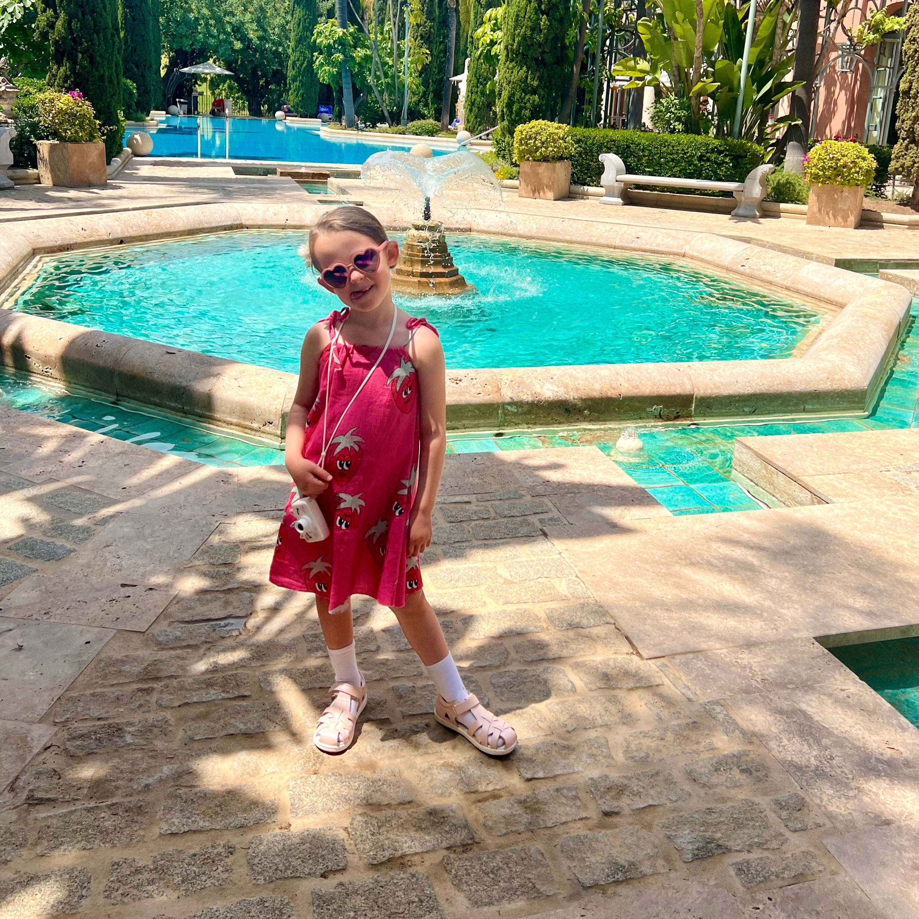 Dziewczynka z aparatem fotograficznym Zoo Friends