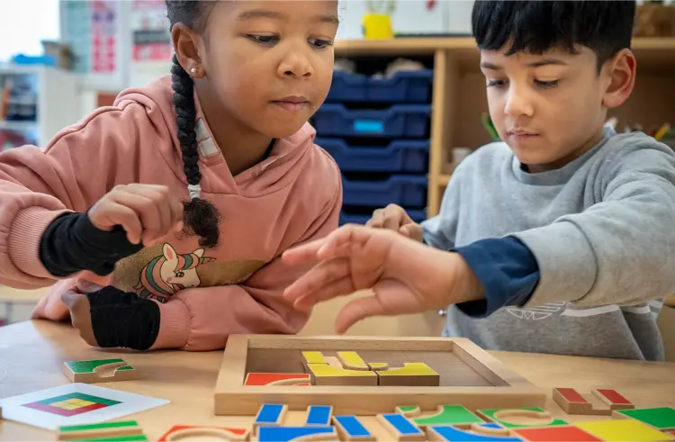Kodowanie bez ekranu – dzieci bawią się grą Color Code Educo, ćwicząc logikę i sekwencje kolorami