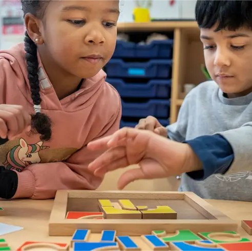 Kodowanie bez ekranu – dzieci bawią się grą Color Code Educo, ćwicząc logikę i sekwencje kolorami