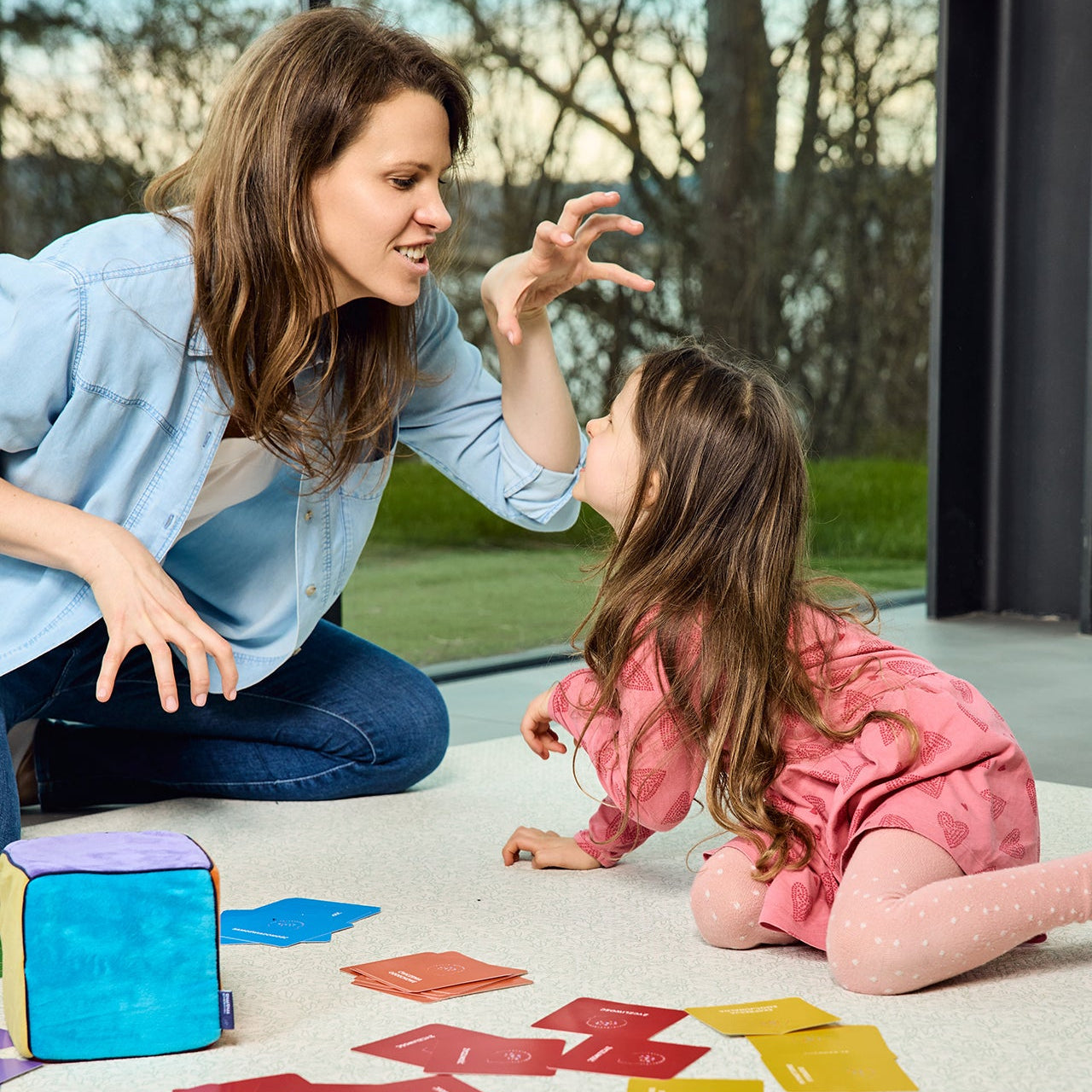 Mama i córka grające w karty mindfulness do Kostki Aktywności – wspólna zabawa rozwijająca uważność i inteligencję emocjonalną