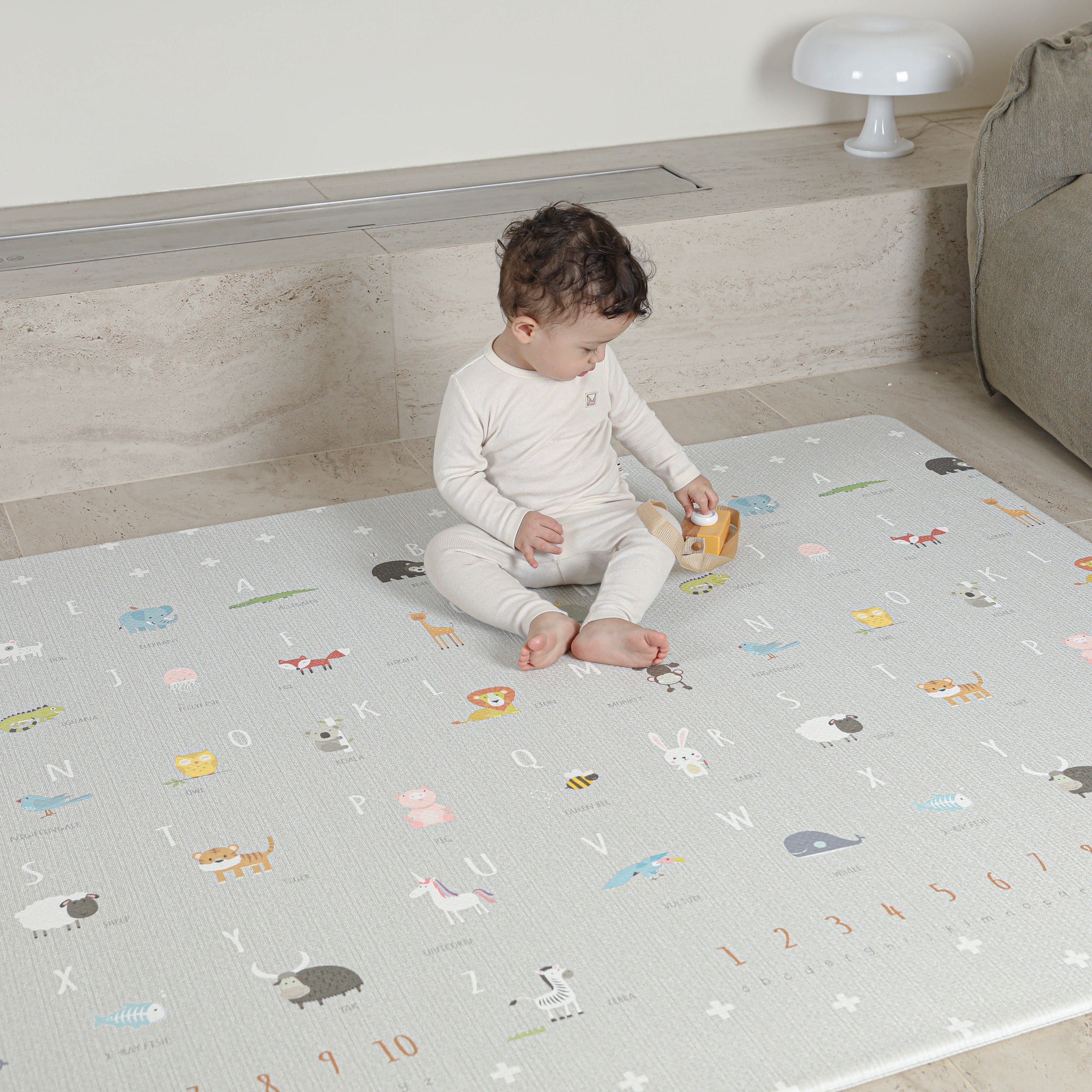 Mata piankowa Dwinguler Soft Animals M – neutralne wzory nie rozpraszają uwagi dziecka, wodoodporna, 190×140 cm