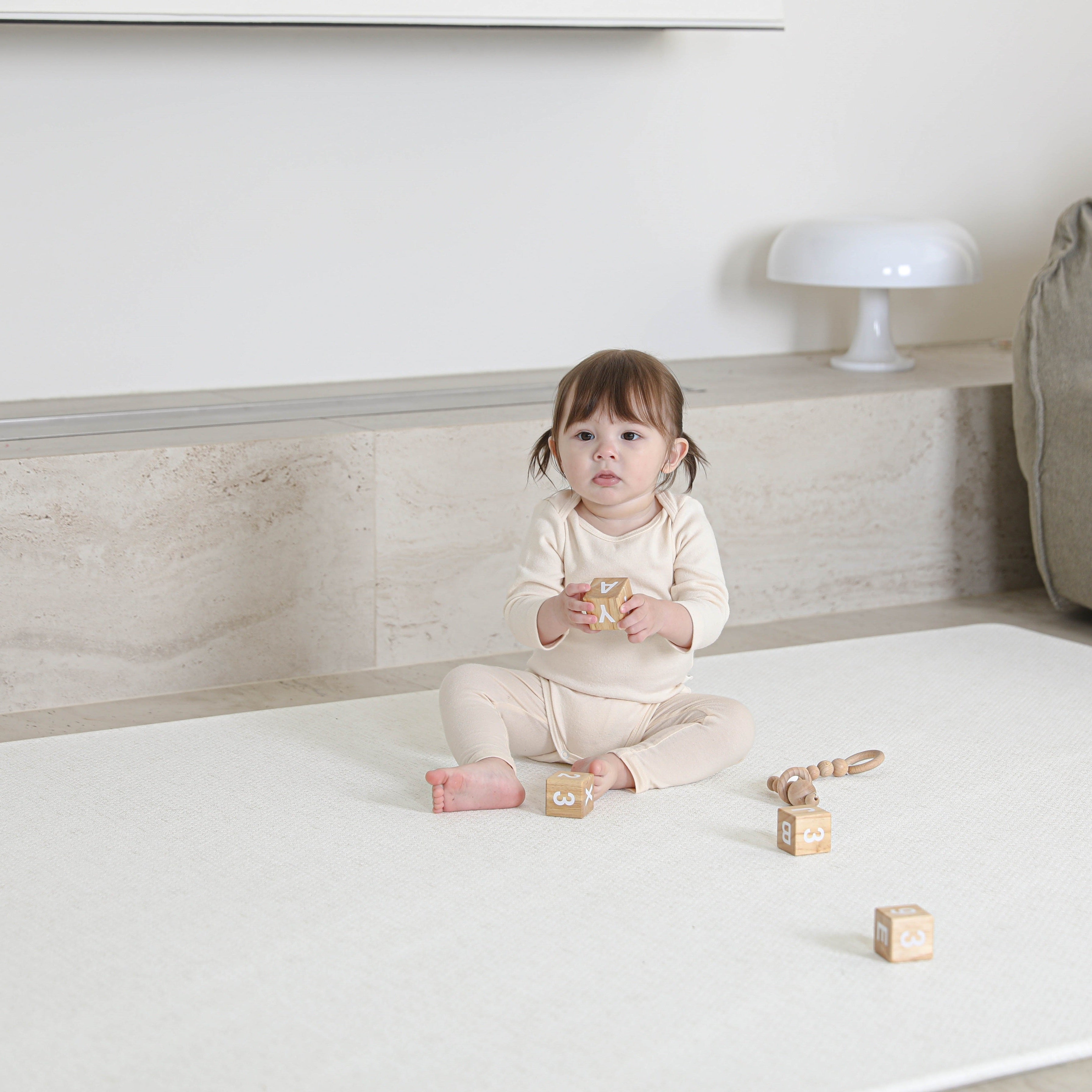 Neutralna strona maty Dwinguler Soft Animals M – dwustronna, minimalistyczne tło eksponuje zabawki, wodoodporna