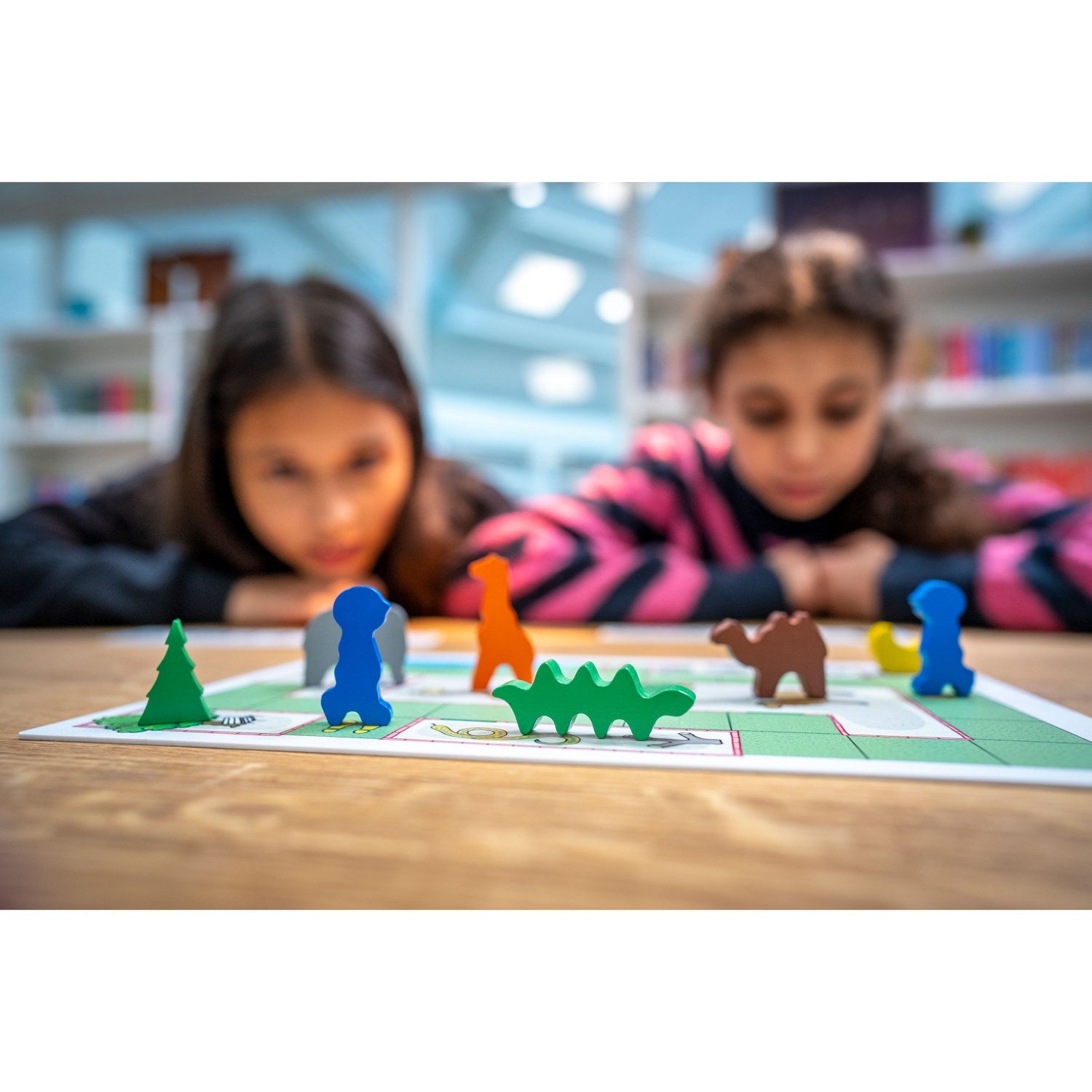 Nauka kodowania z Coding Zoo Educo – plansze zoo, drewniane figurki zwierząt i karty strzałek do układania algorytmów