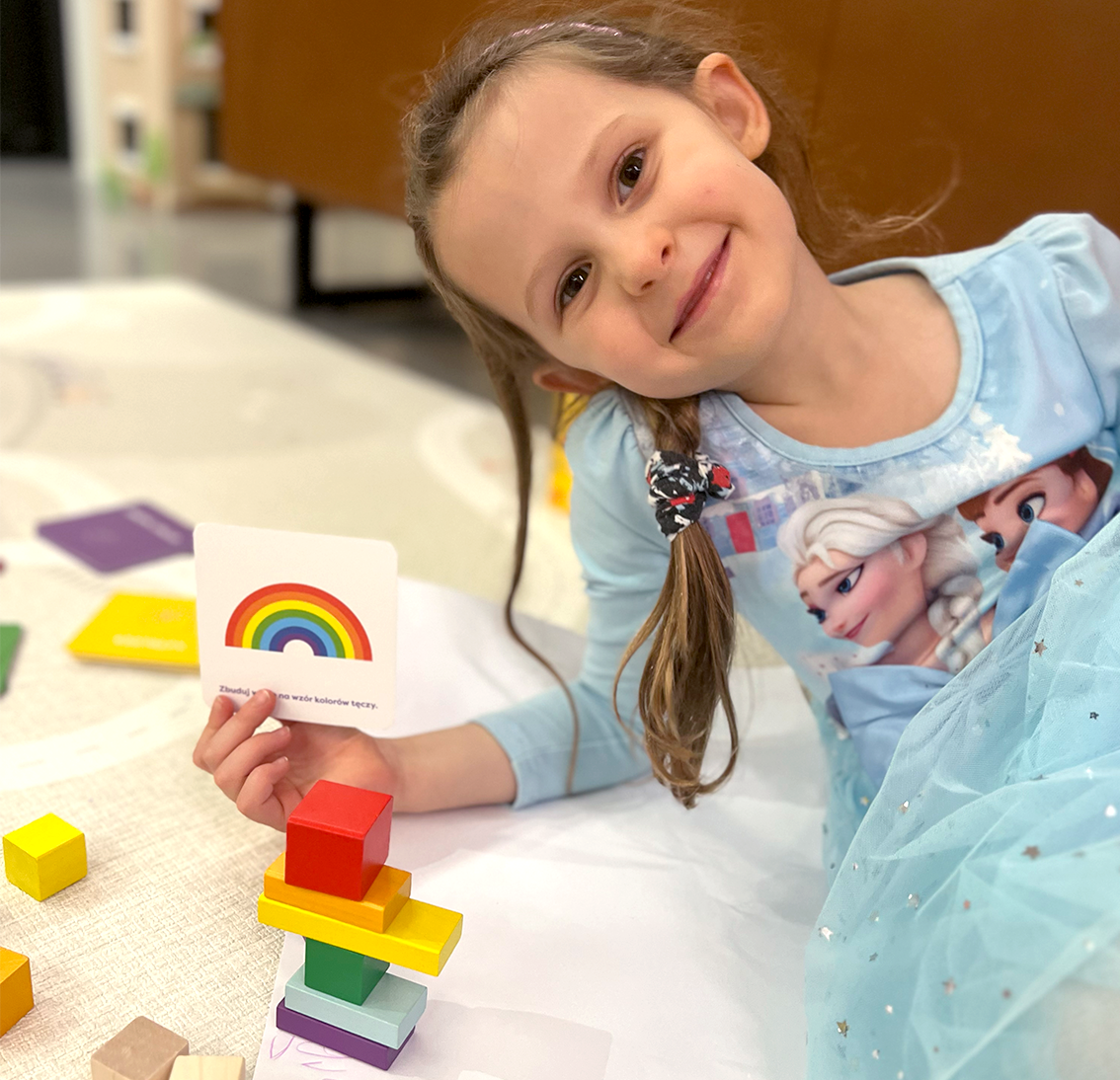 Nauka wzorów przez zabawę – dziecko układa sekwencję kolorów inspirowaną kartą z gry Matematyka przez Zabawę
