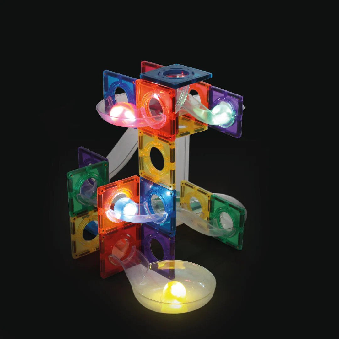 CleverClixx Ball Run Dazzling Lights Intense – zestaw 100 magnetycznych klocków ze świecącymi elementami, umożliwiający dzieciom budowanie spektakularnych tras dla kulek, które świecą w ciemności, zapewniając trwałość i stabilność dzięki solidnej konstrukcji i mocnym magnesom.